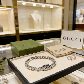 Gucci GG Marmont Crystal-Embellished Curb Chain Bracelet