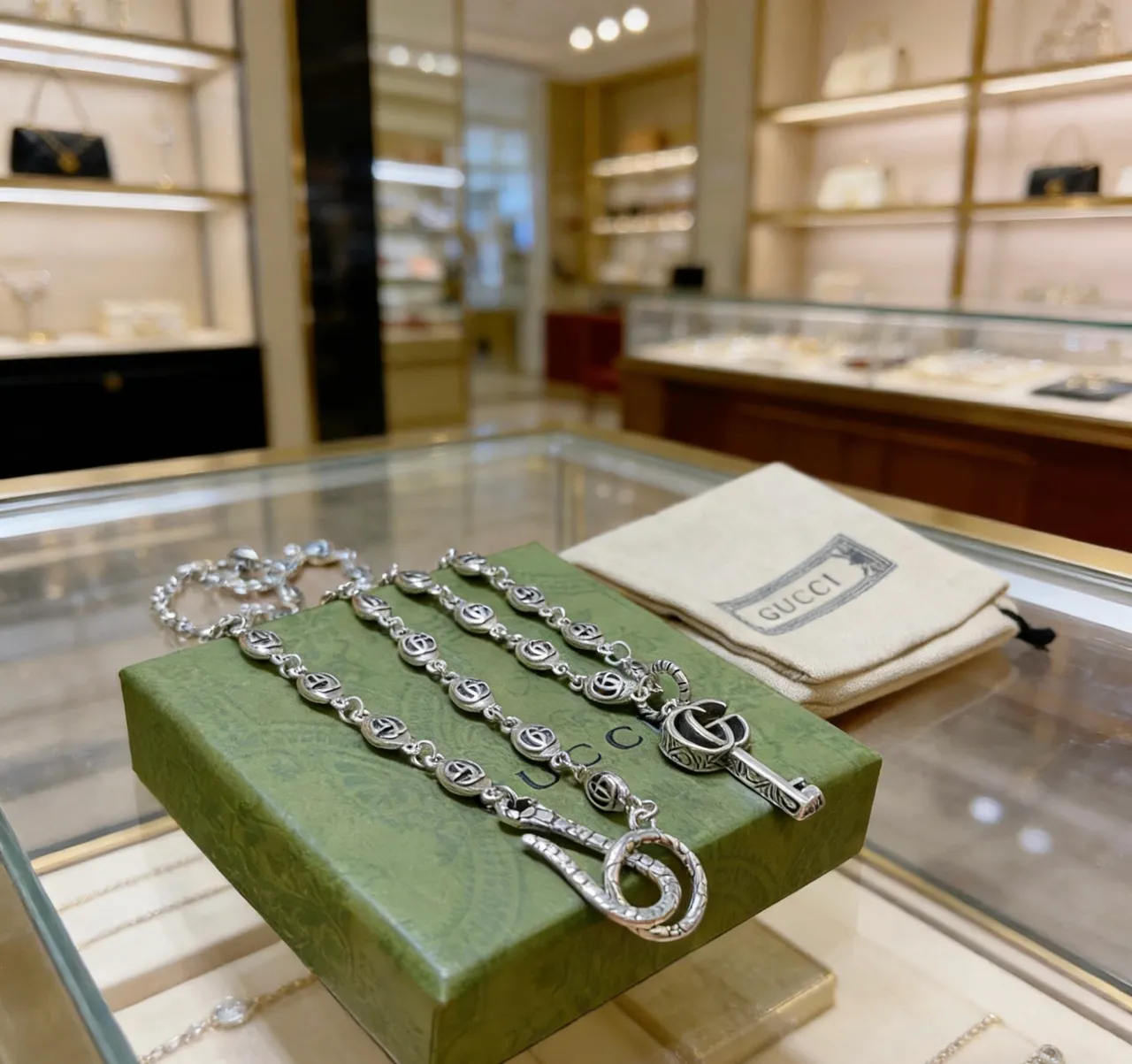 Gucci GG Marmont قلادة المفتاح درجة فضية 3