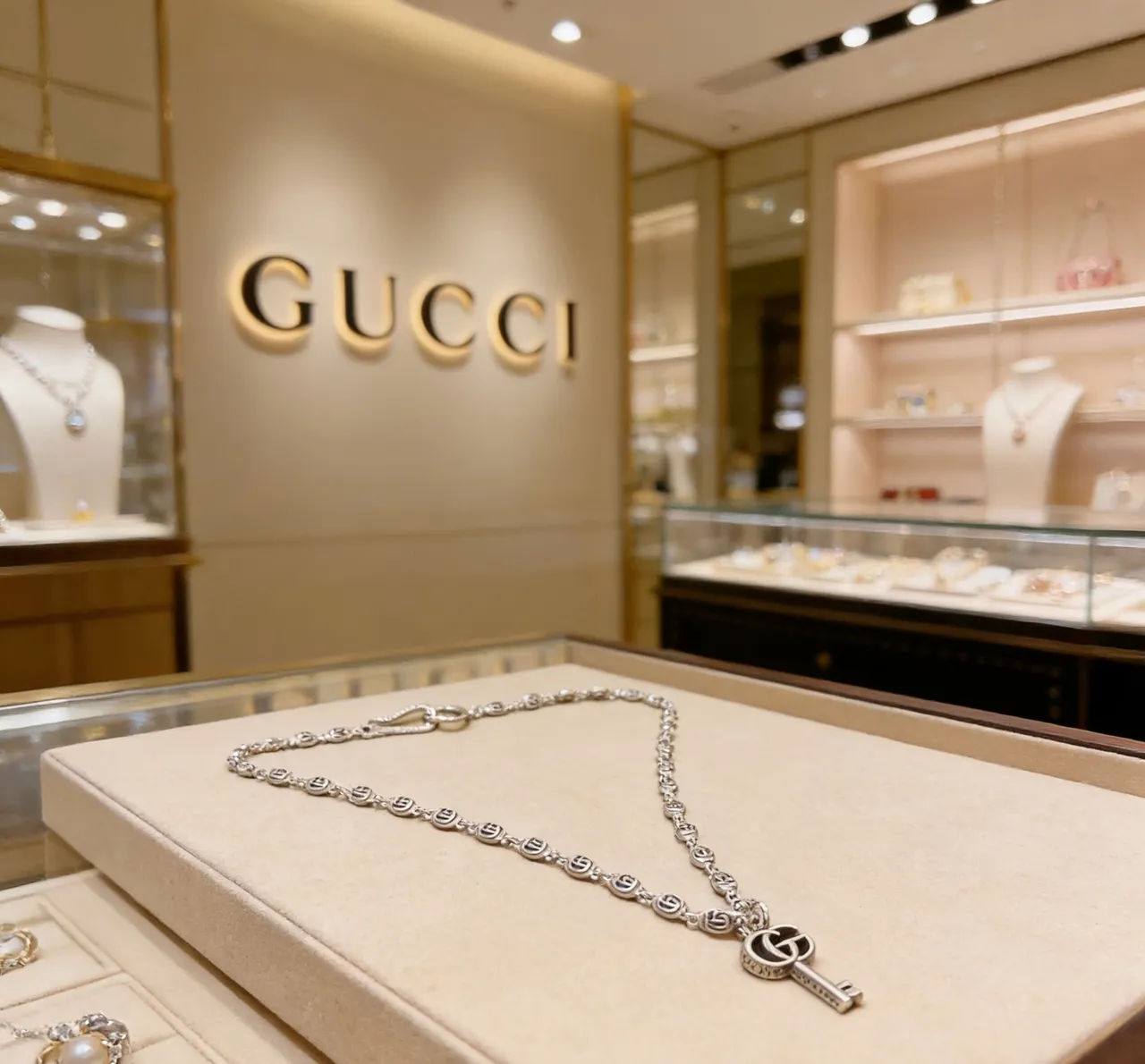 Gucci GG Marmont قلادة المفتاح درجة فضية 9