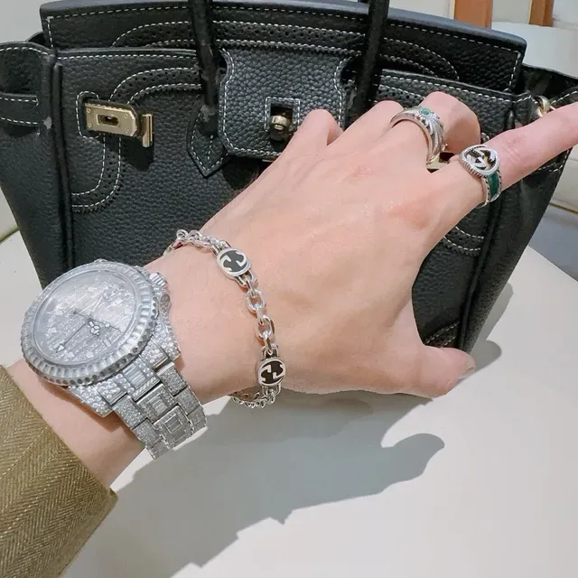 قلادة Gucci GG Marmont فضة أسود سلسلة رابطة بيضاوية كثيفة interlocking G ميداليون 3