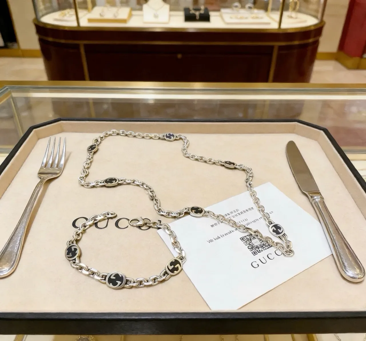قلادة Gucci GG Marmont فضة أسود سلسلة رابطة بيضاوية كثيفة interlocking G ميداليون 4