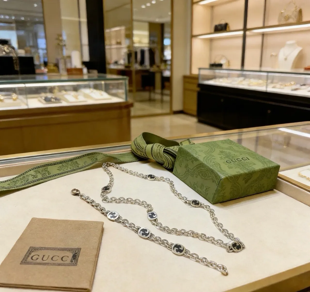قلادة Gucci GG Marmont فضة أسود سلسلة رابطة بيضاوية كثيفة interlocking G ميداليون 9