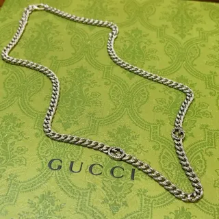 قلادة Gucci GG Marmont سلسلة ملتوية قفل قفلية بلون فضي أخضر مع تعليقات شعار G متشابكة