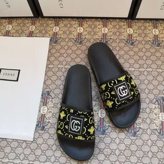 Gucci GG Monogram मधुमक्खी प्रिंट काली चप्पल