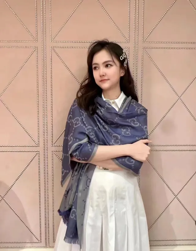 Gucci GG Monogram وشاح باللون الرمادي الفاتح والأرجواني من الكشمير 2