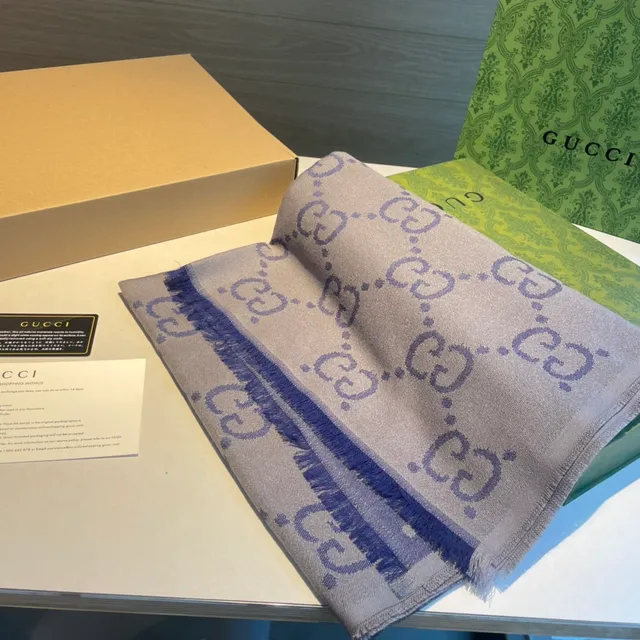 Gucci GG Monogram وشاح باللون الرمادي الفاتح والأرجواني من الكشمير 4