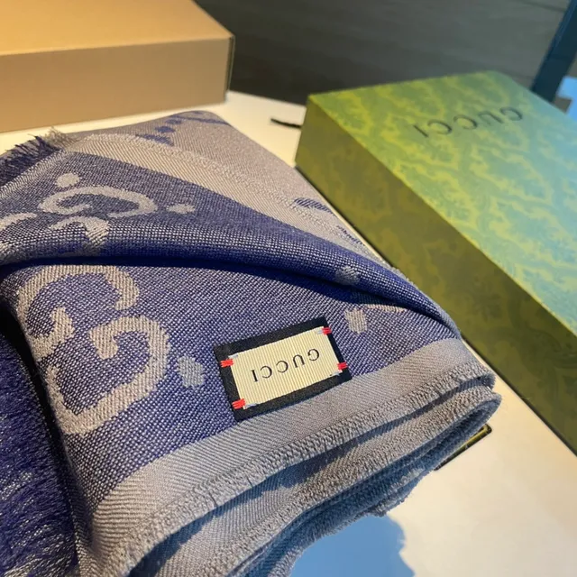 Gucci GG Monogram وشاح باللون الرمادي الفاتح والأرجواني من الكشمير 5