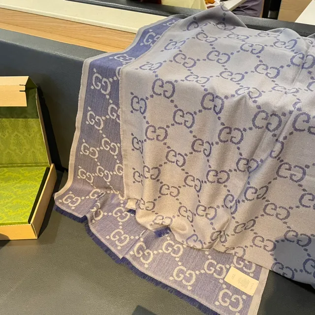 Gucci GG Monogram وشاح باللون الرمادي الفاتح والأرجواني من الكشمير 9