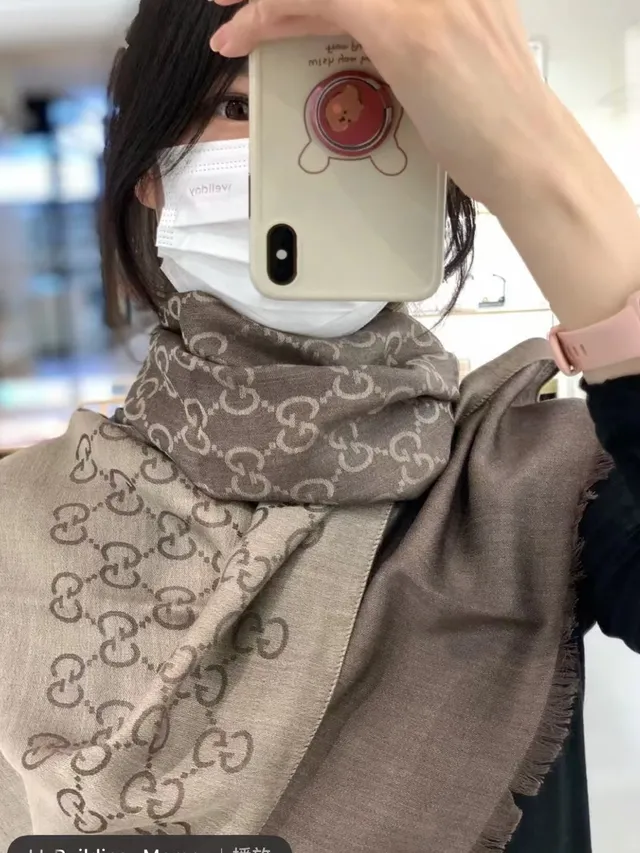 Gucci GG Monogram Écharpe en Soie Tissée 2
