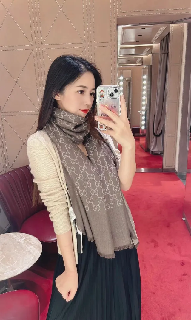 Gucci GG Monogram Écharpe en Soie Tissée 3