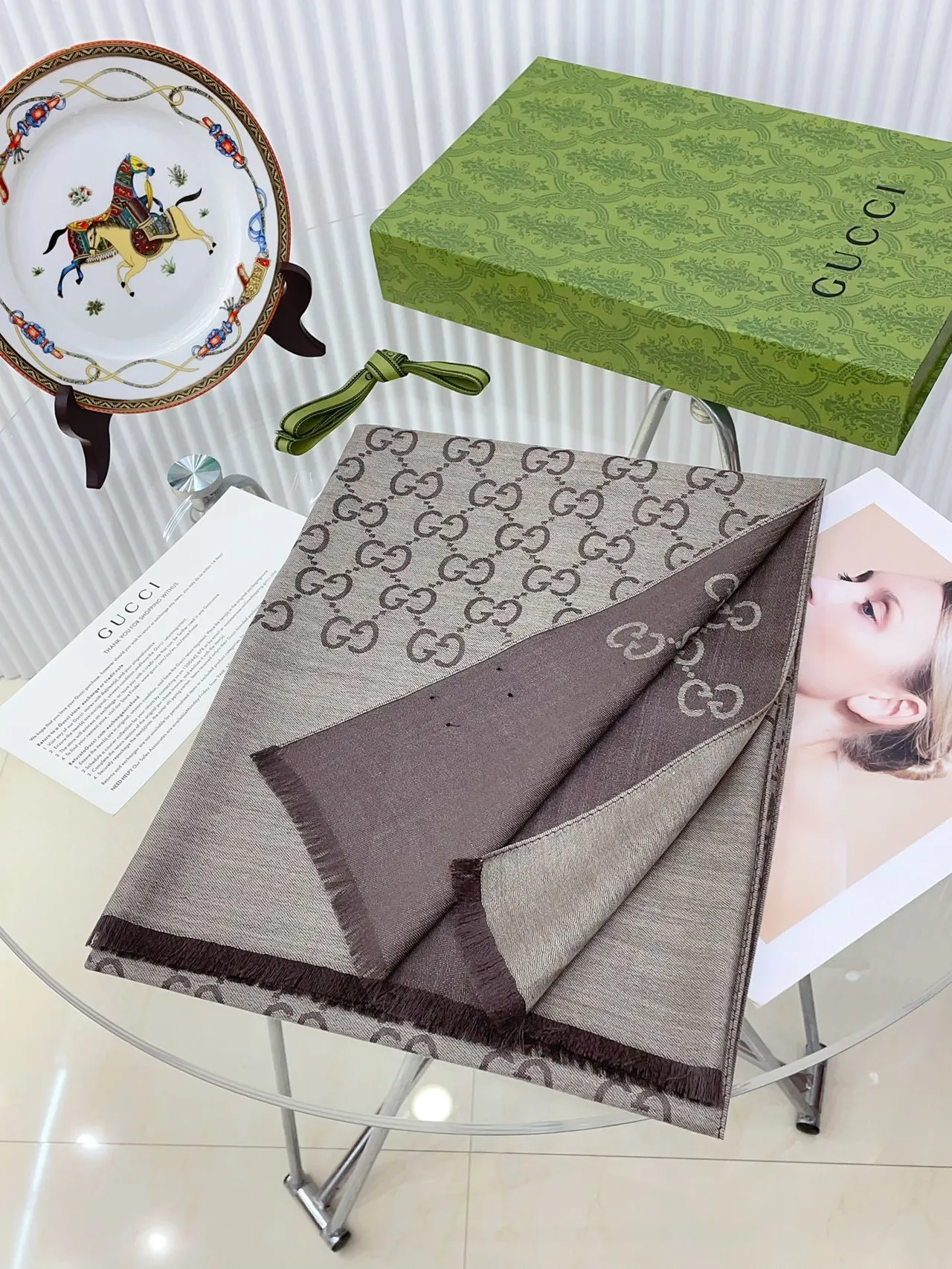 Gucci GG Monogram Écharpe en Soie Tissée 9