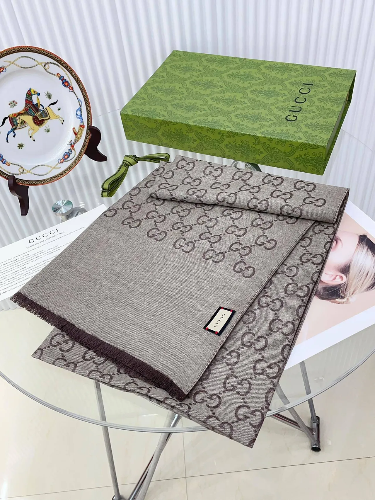 Gucci GG Monogram Écharpe en Soie Tissée 5