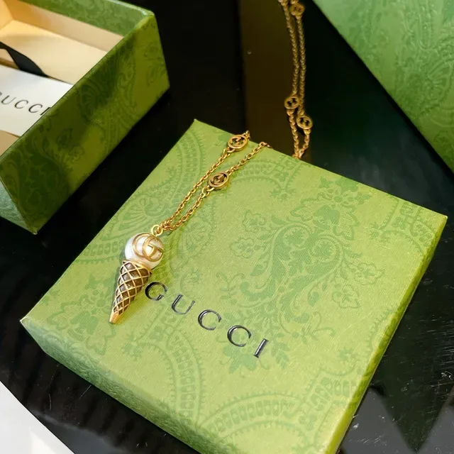 Gucci Corrente de Ouro com Pingante Interlocking G Logo 2