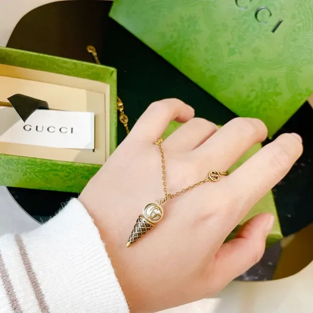 Gucci Corrente de Ouro com Pingante Interlocking G Logo 3