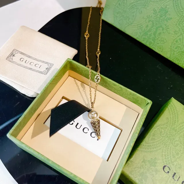Gucci Corrente de Ouro com Pingante Interlocking G Logo 4