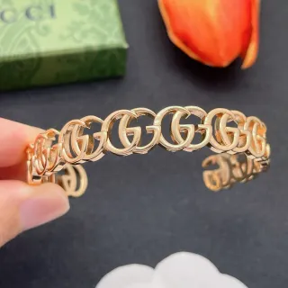 Pulsera de metal pulido Gucci con enlaces dobles-G dorados entrelazados