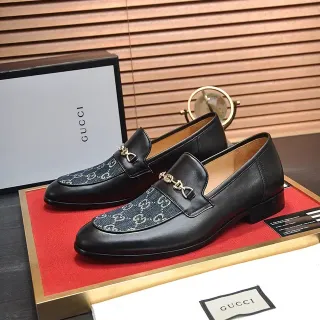 Gucci Horsebit 1955 काले लेदर और GG Monogram लोफर्स