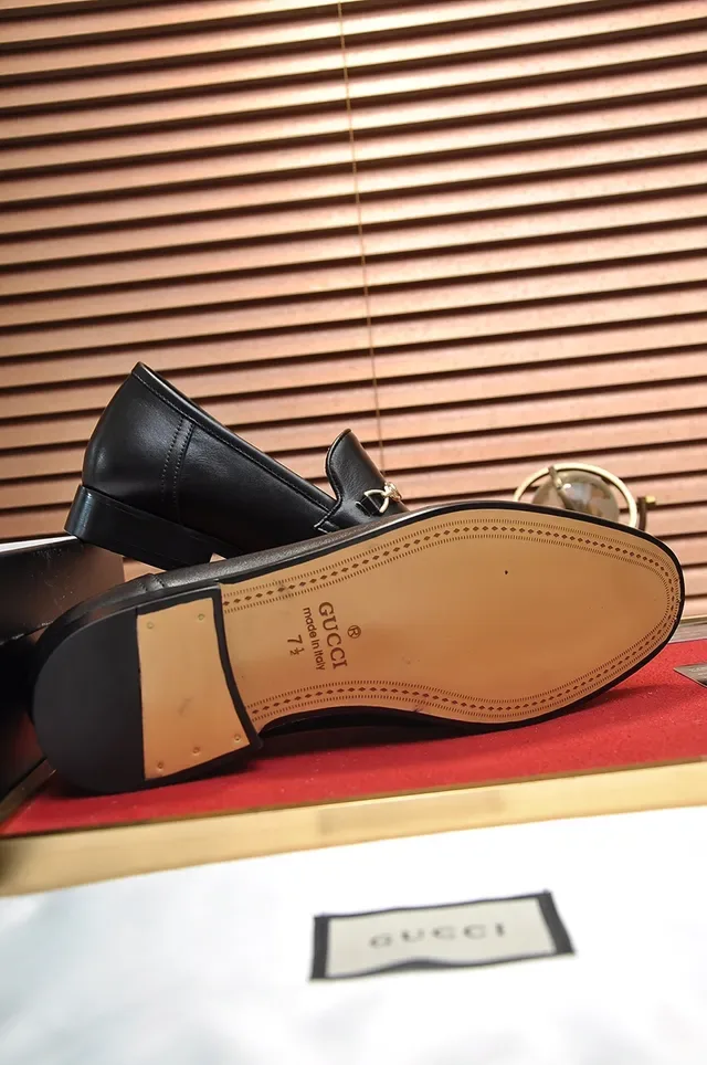 Gucci Horsebit 1955 काले लेदर और GG Monogram लोफर्स 3