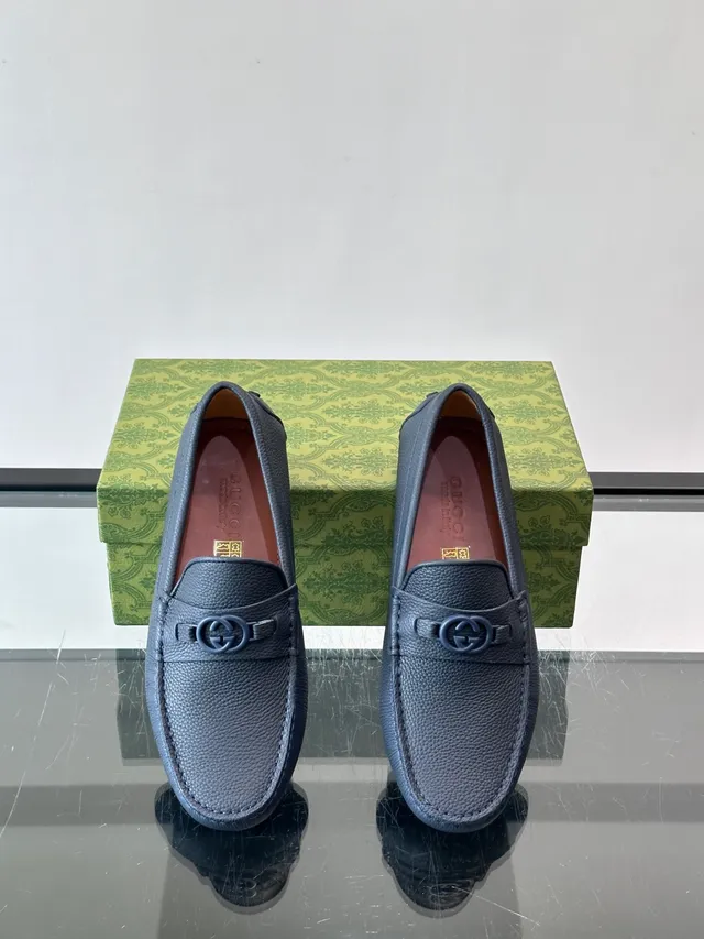 Gucci Horsebit 1955 Mocassins en cuir bleu texture pebble 4