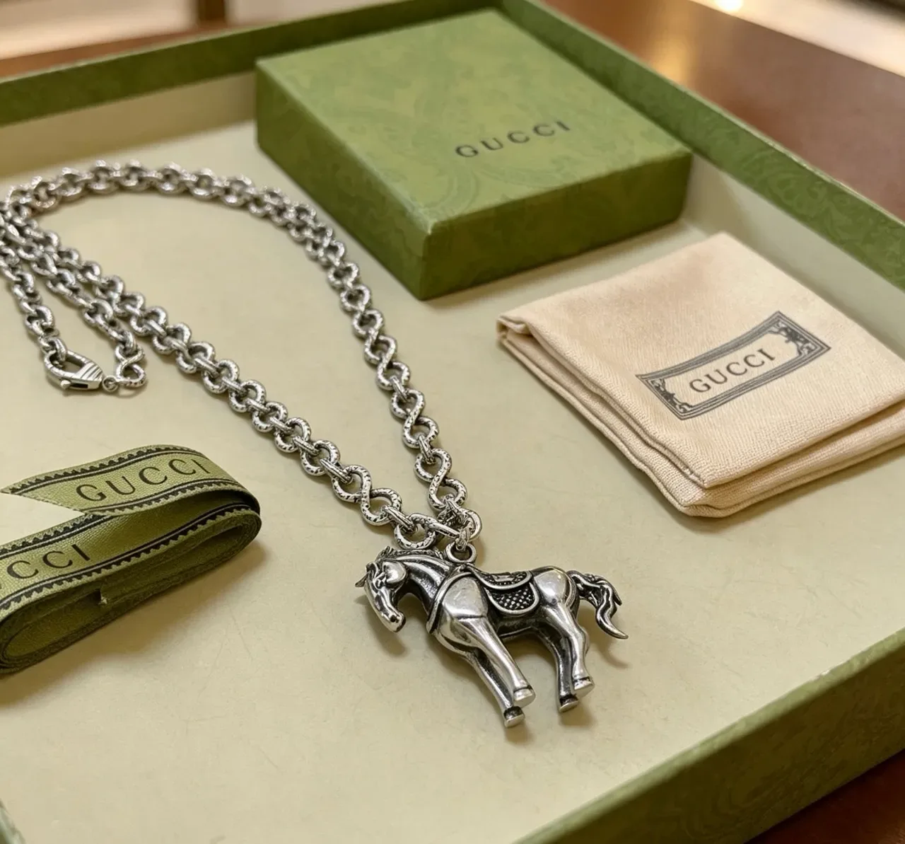 Gucci Horsebit 1955 Silver Beige Twisted-Link Chain Sculpted Horse Pendant Necklace 9