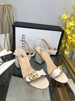 Gucci Horsebit 1955 Sandálias Gladiator de couro branco e preto com piping 4