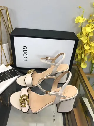 Gucci Horsebit 1955 Sandálias Gladiator de couro branco e preto com piping 9