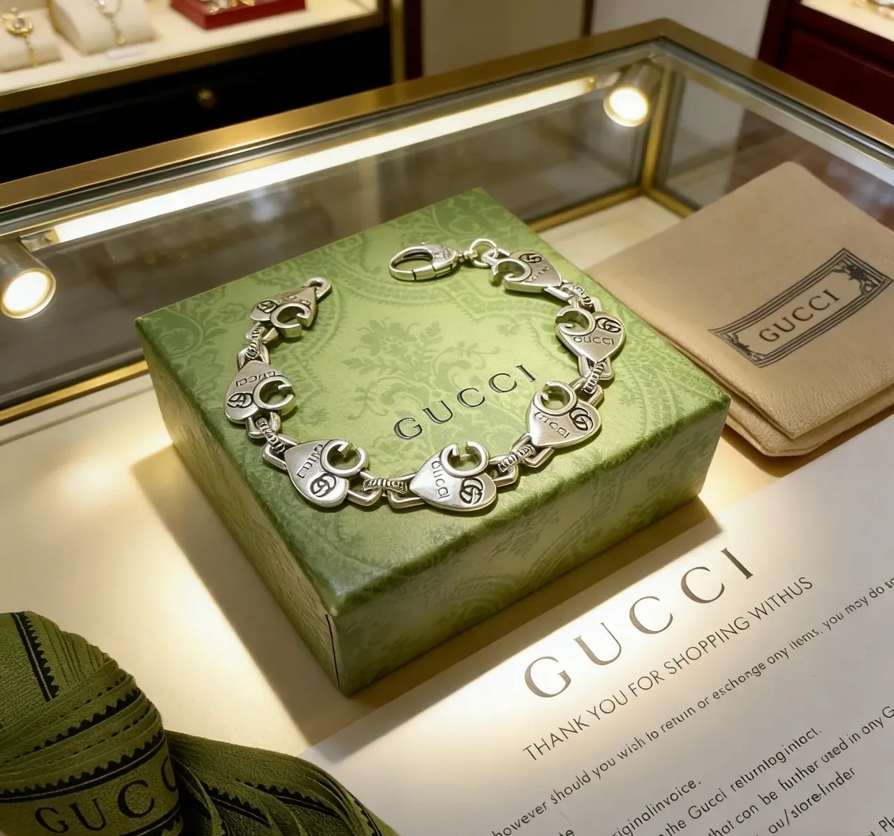 Gucci Interlocking G Heart-Link Silver-Tone Bracelet 9