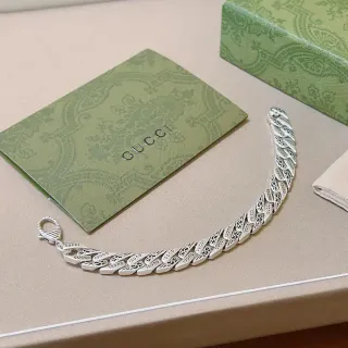 سوارة Gucci Link to Love سلاسل فضية واسعة محفورة براندينج