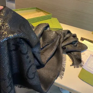 Gucci Monograma Metálico Franjeado Pañuelo de Seda Negro