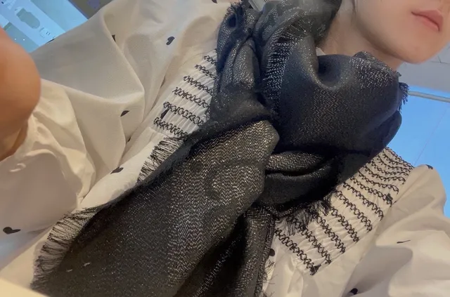 Gucci Monogram Métallique à Franges Écharpe de Soie Noire 2