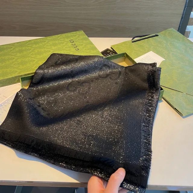 Gucci Monogram Métallique à Franges Écharpe de Soie Noire 4