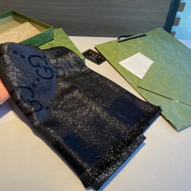 Gucci Monogram Métallique à Franges Écharpe de Soie Noire 5