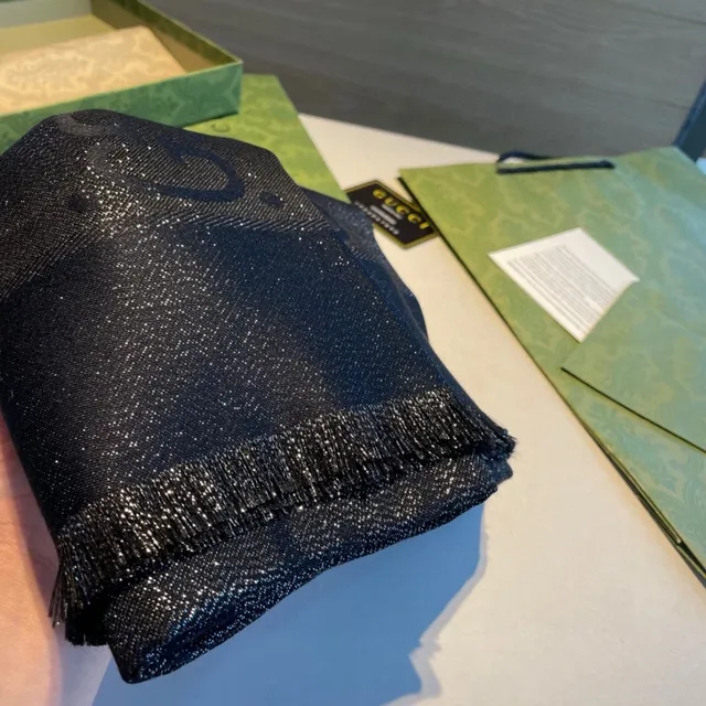 Gucci Monogram Métallique à Franges Écharpe de Soie Noire 6