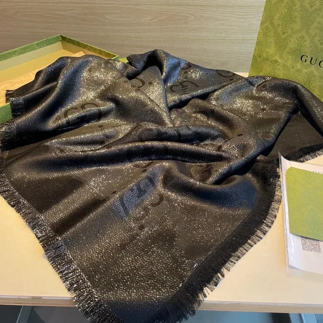 Gucci Monogram Métallique à Franges Écharpe de Soie Noire 7