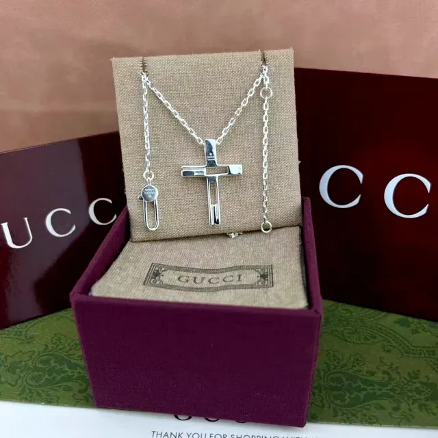 Gucci Minimalist Cross Pendant Necklace 4