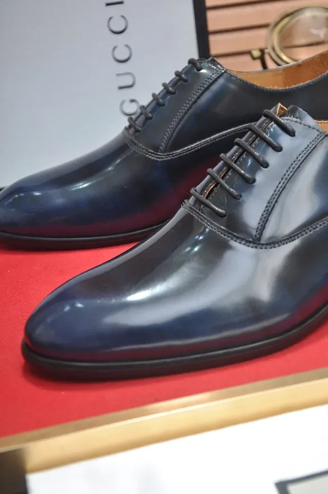 Gucci Chaussures Oxford Navy en Cuir Polished Embout Cap 2