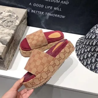 Gucci Screener भूरा और बर्गंडी GG Monogram प्लेटफॉर्म चप्पल