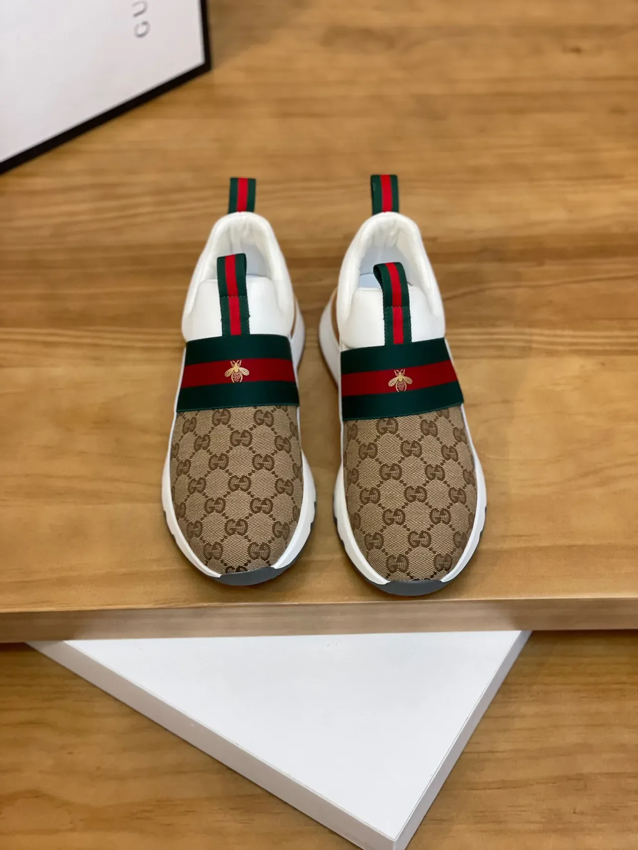 Gucci Screener Beige et Blanc GG Monogram Web Strap sneakers lifestyle 2