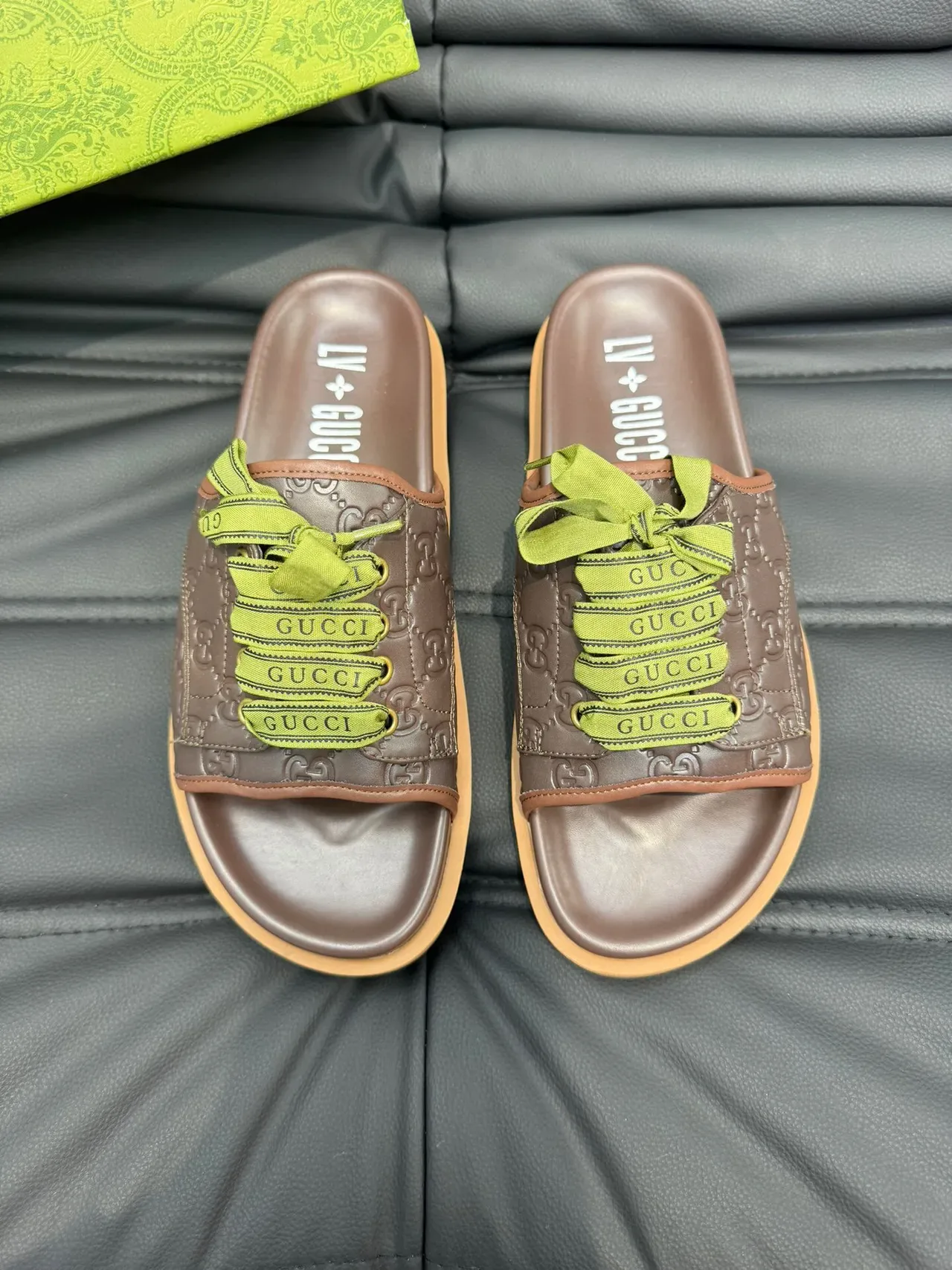 Gucci Screener Marron Vert GG Monogram Cuir Embossé Ruban Dentelle Nœud Détail Pantoufles 2