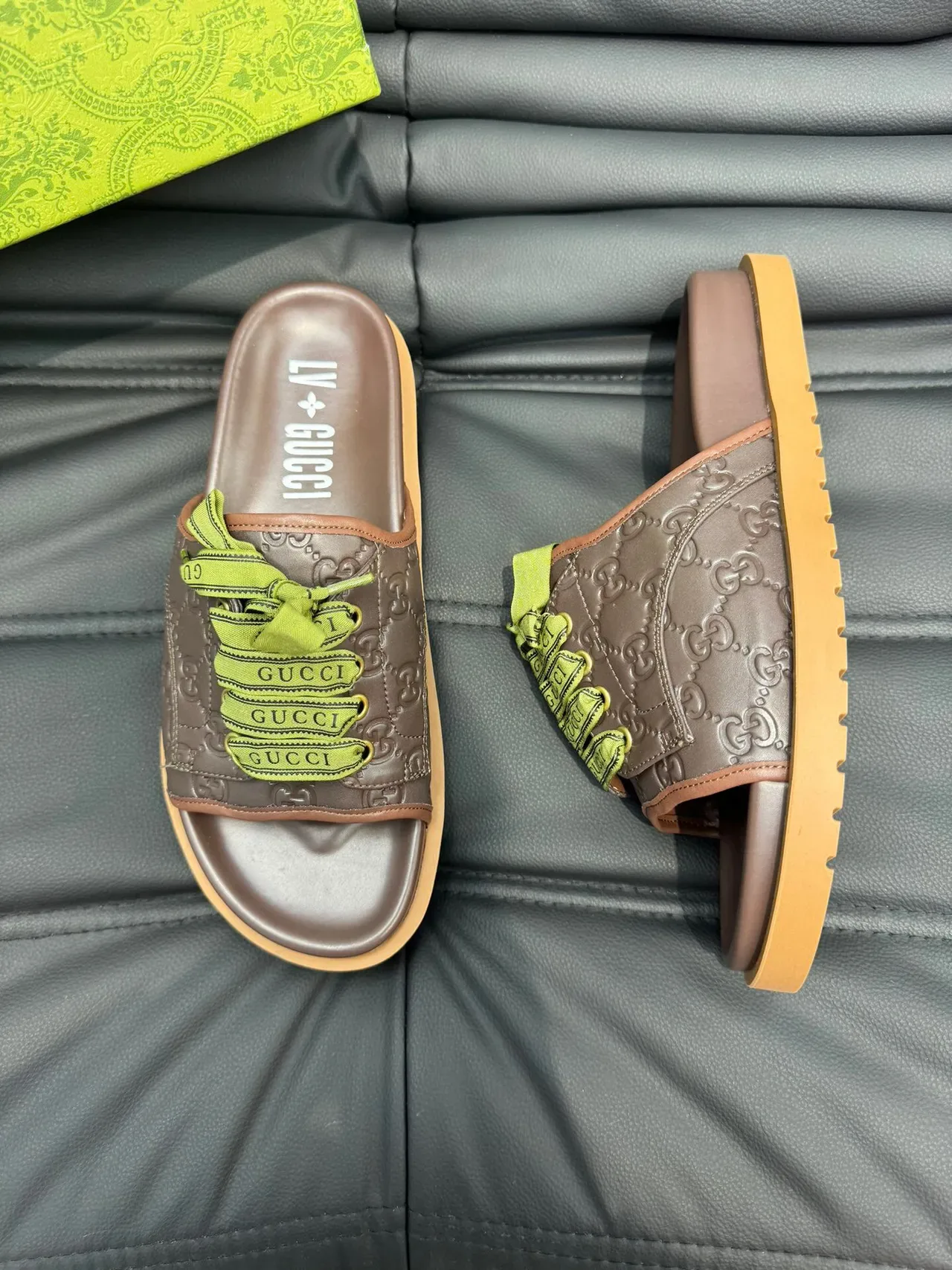 Gucci Screener Marron Vert GG Monogram Cuir Embossé Ruban Dentelle Nœud Détail Pantoufles 3