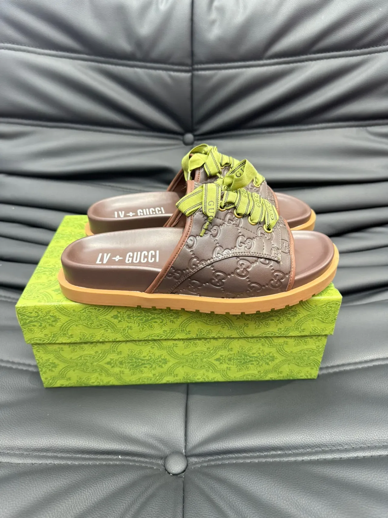 Gucci Screener Marron Vert GG Monogram Cuir Embossé Ruban Dentelle Nœud Détail Pantoufles 4