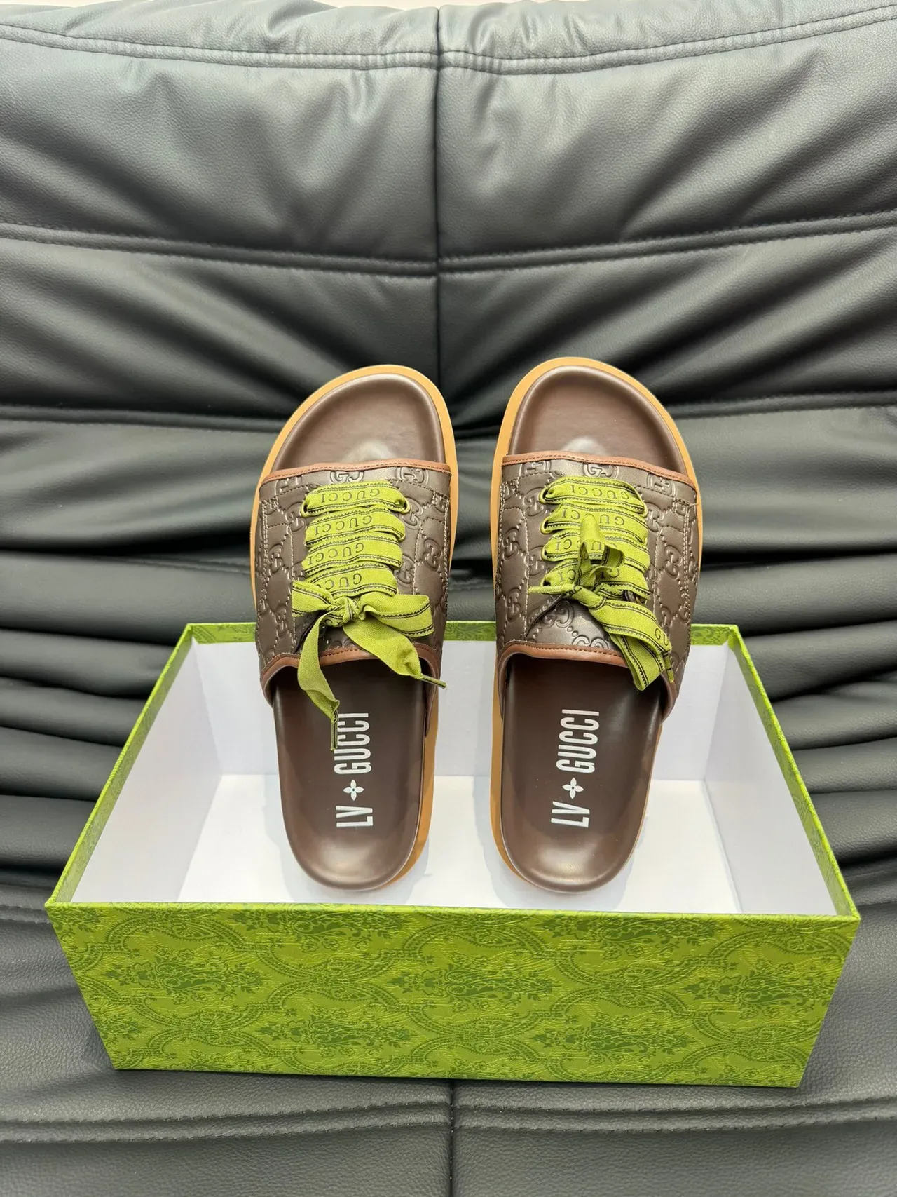Gucci Screener Marron Vert GG Monogram Cuir Embossé Ruban Dentelle Nœud Détail Pantoufles 5