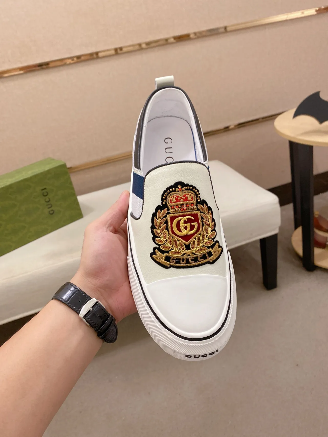 Gucci Screener Crest bordado mocassim branco 2