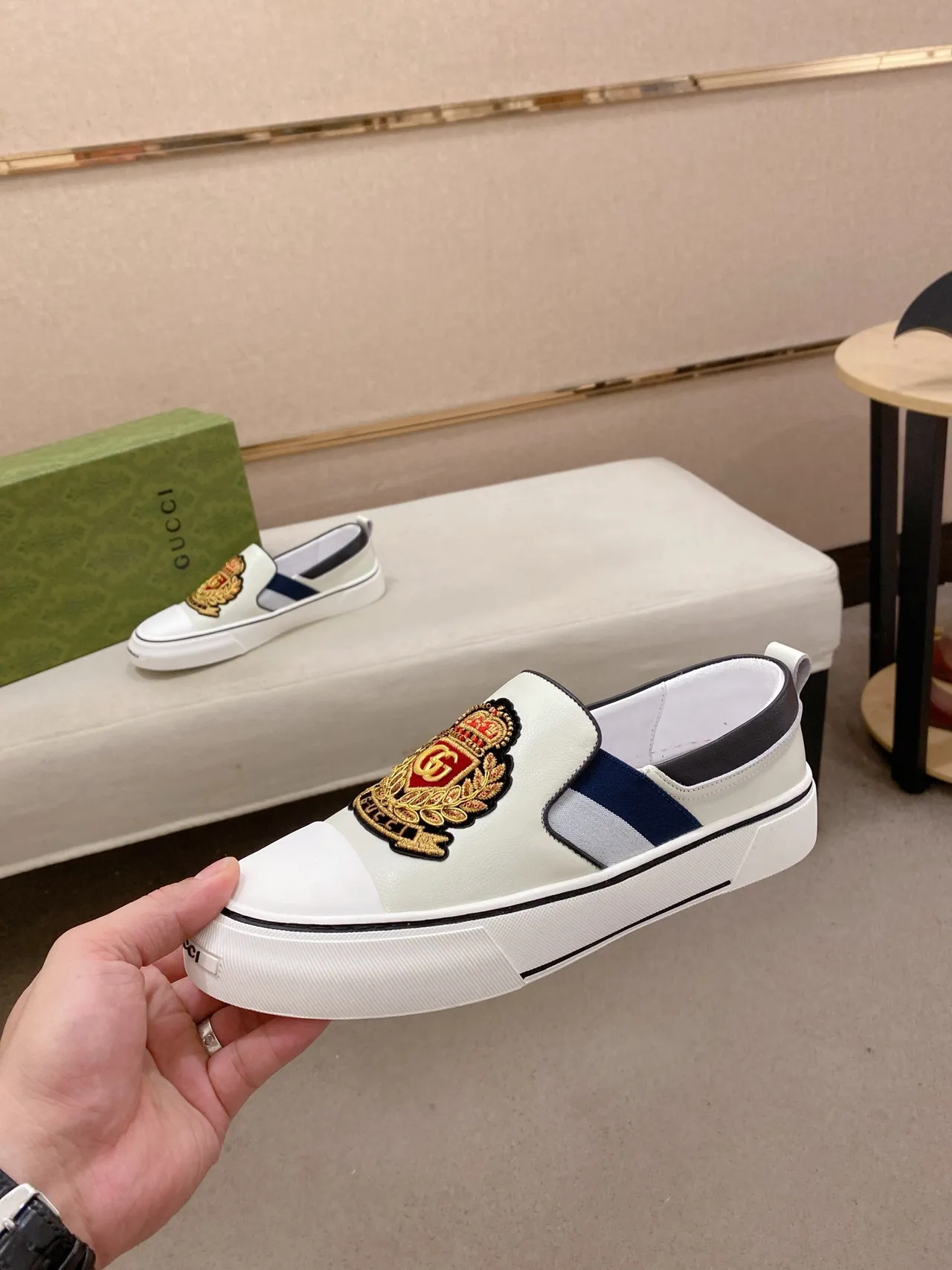 Gucci Screener Crest bordado mocassim branco 3