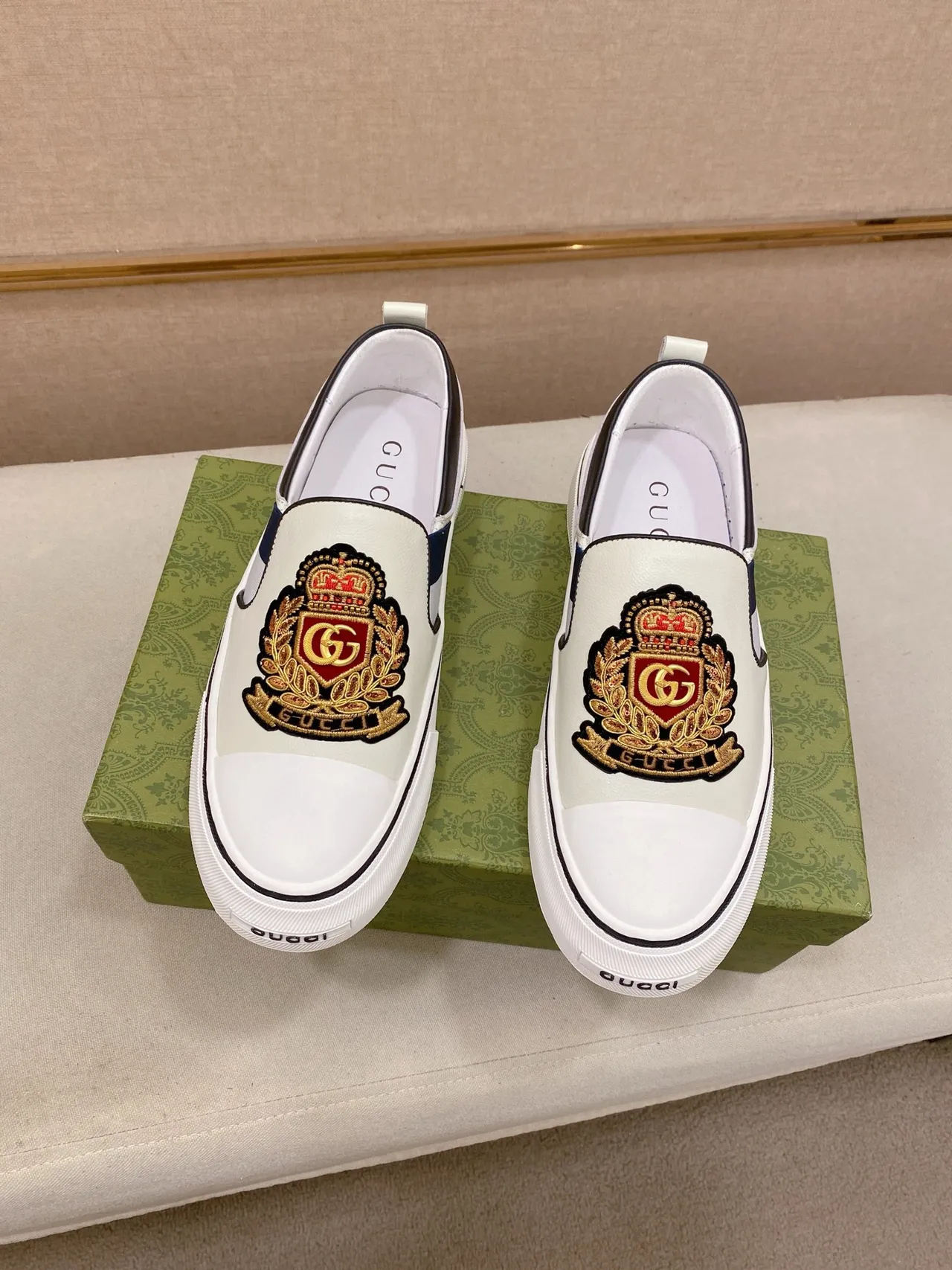 Gucci Screener Crest bordado mocassim branco 5