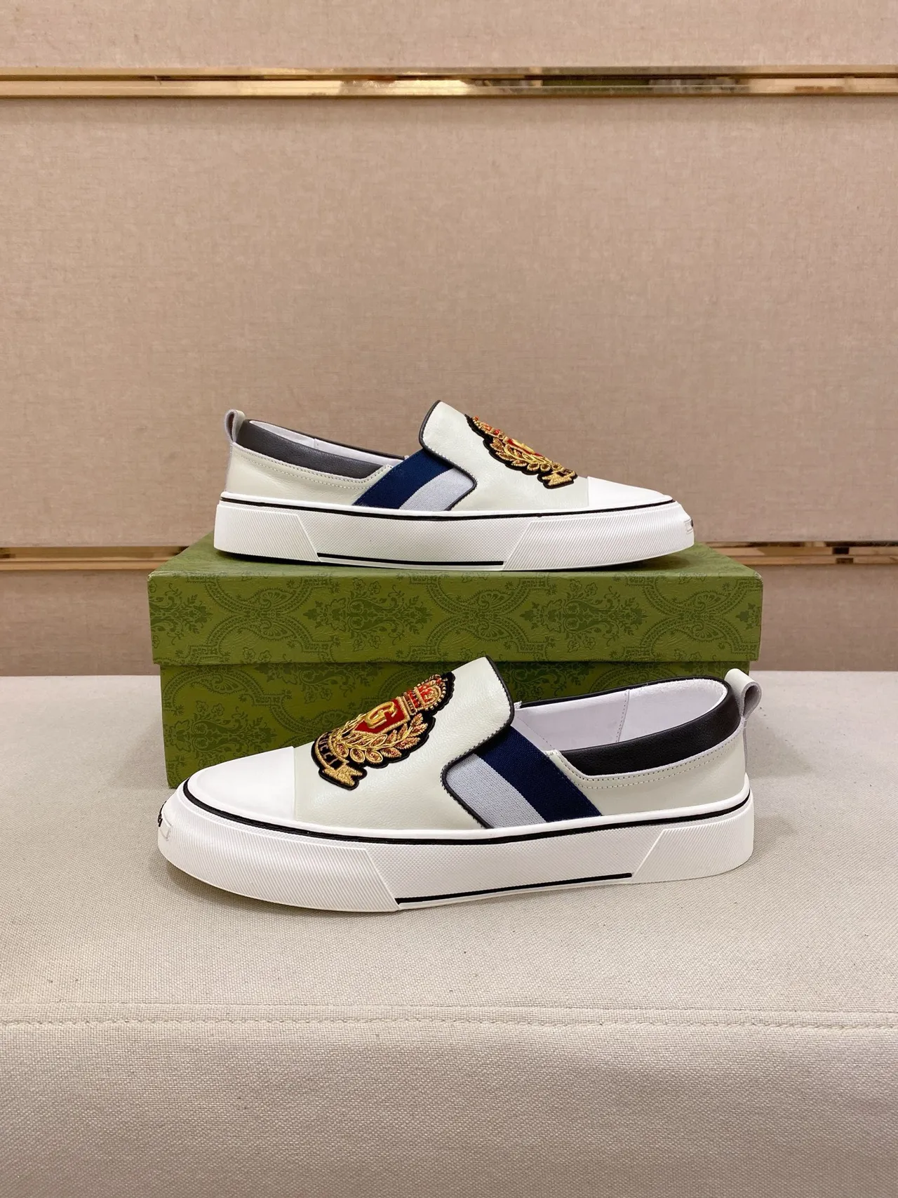 Gucci Screener Crest bordado mocassim branco 6
