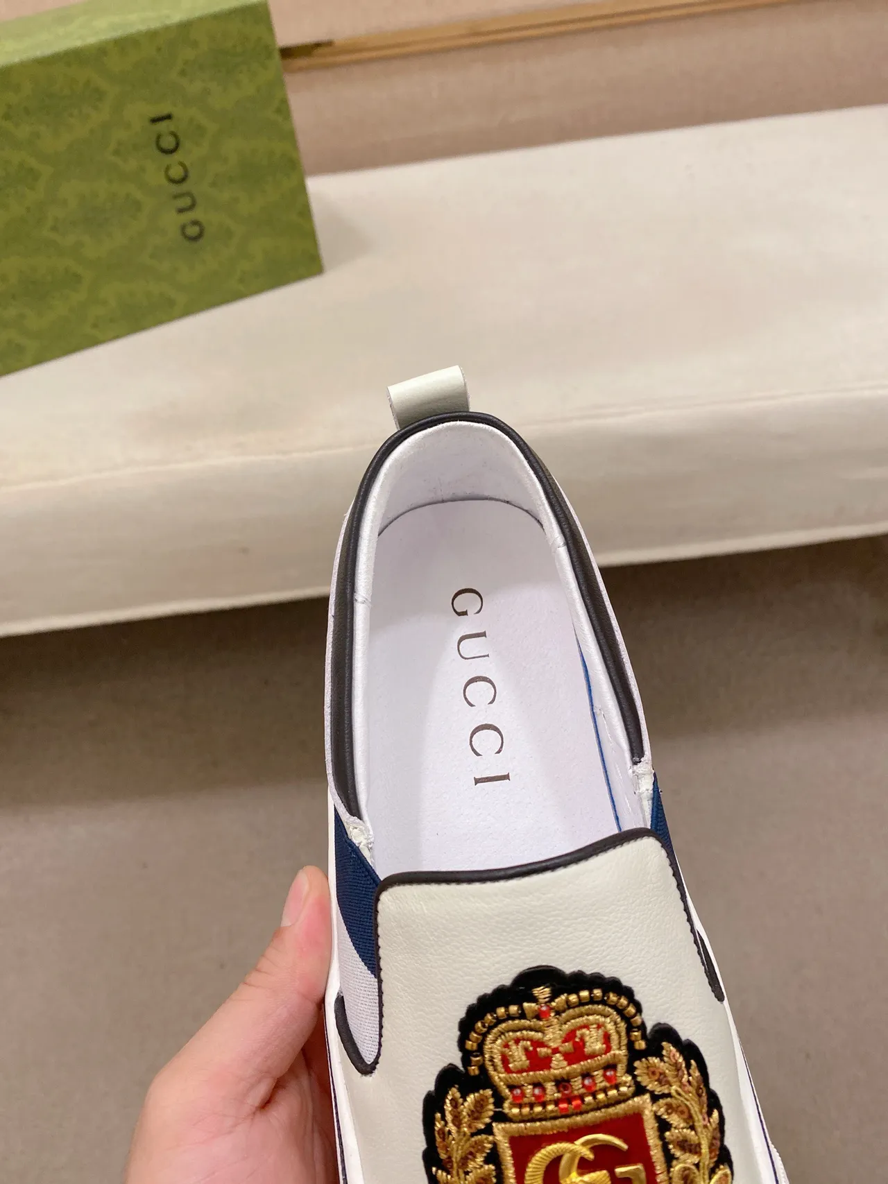 Gucci Screener Crest bordado mocassim branco 7