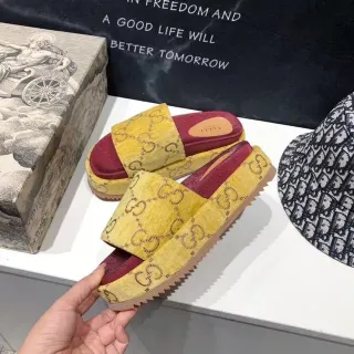 Gucci Screener सरसों का पीला और बर्गंडी GG Monogram प्लेटफॉर्म स्लिपर्स