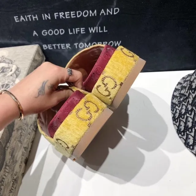 Gucci Screener Jaune moutarde et Bourgogne GG Monogram Sandales à plateforme 9