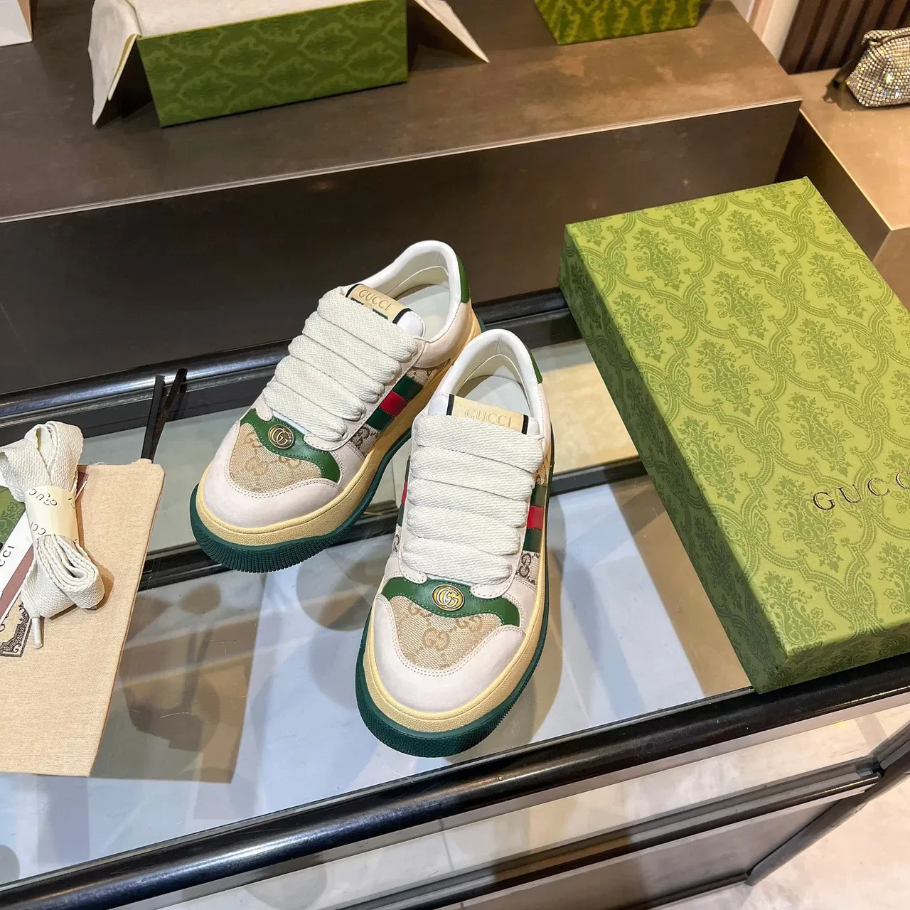 Gucci Screener Off-White e Beige GG Monogram Web Stripe Tênis Lifestyle 4